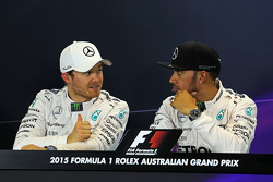 En segundo lugar Nico Rosberg, de Mercedes AMG F1 con poleman Lewis Hamilton, Mercedes AMG F1 en la conferencia de prensa de la FIA