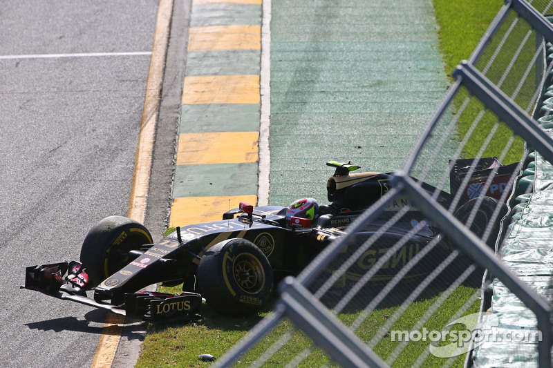 Start: Pastor Maldonado, Lotus F1 Team, in Schwierigkeiten