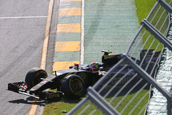 El comienzo: Problema para Pastor Maldonado, Lotus F1 Team