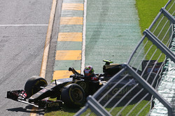 Pastor Maldonado, Lotus F1 E23 se estrelló en el inicio de la carrera
