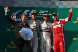 Подиум: Нико Росберг, Mercedes AMG F1, второй, Льюис Хэмилтон, Mercedes AMG F1, победитель, и Себаст