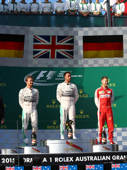 Льюис Хэмилтон, Mercedes AMG F1, подедитель, Нико Росберг, Mercedes AMG F1 W06, второй, и Себастьян