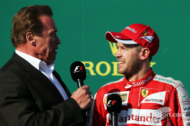 Arnold Schwarzenegger, di podium dengan posisi ketiga Sebastian Vettel, Ferrari