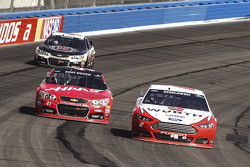 Brad Keselowski, Team Penske Ford, Kurt Busch, Stewart-Haas Racing Chevrolet