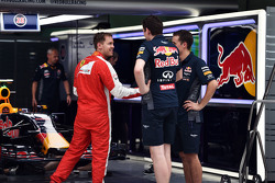 Sebastian Vettel, Ferrari visita el garaje de Red Bull Racing