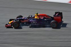 Daniil Kvyat, Red Bull Racing RB11 se bloquea en la frenada