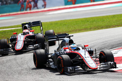 Фернандо Алонсо, McLaren MP4-30 опережает Дженсон Баттон, McLaren MP4-30