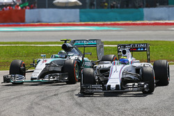 Фелипе Масса, Williams FW37 опережает Нико Росберг, Mercedes AMG F1 W06