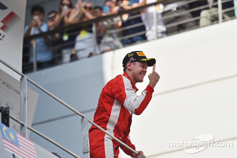 Juara balapan Sebastian Vettel, Ferrari merayakan di podium