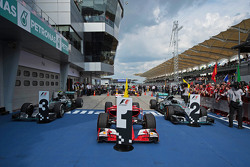 Der Ferrari SF15-T von 1. Sebastian Vettel, Ferrari, im Parc Fermé; flankiert von den Mercedes AMG F
