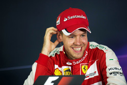 Race winner Sebastian Vettel, Ferrari en la conferencia de prensa de la FIA