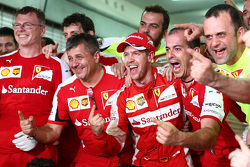 Победитель гонки Себастьян Феттель, Ferrari празднует победу на подиуме