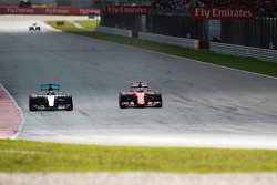 Льюис Хэмилтон Mercedes AMG F1 W06 и Себастьян Феттель Ferrari SF15-T в борьбе за лидерство