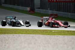 Льюис Хэмилтон Mercedes AMG F1 W06 и Себастьян Феттель Ferrari SF15-T в битве за лидерство