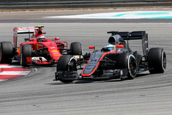 Фернандо Алонсо McLaren Honda и Кими Райкконен Scuderia Ferrari