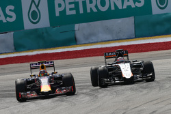 Даниил Квят Red Bull Racing RB11 и Нико Хюлькенберг, Sahara Force India F1 VJM08 сражаются за позици