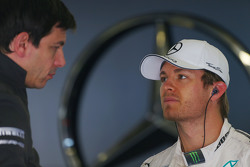 (I a D): Accionista y director ejecutivo de Mercedes AMG F1, Toto Wolff, Mercedes con Nico Rosberg, Mercedes AMG F1