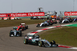 Lewis Hamilton, Mercedes AMG F1 W06 mène au départ