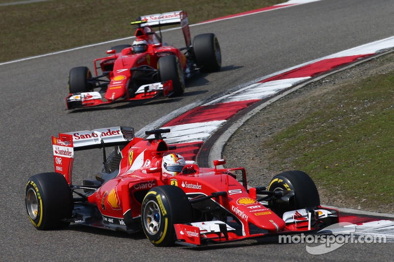 Sebastian Vettel, Ferrari SF15-T memimpin team mate Kimi Raikkonen, Ferrari SF15-T