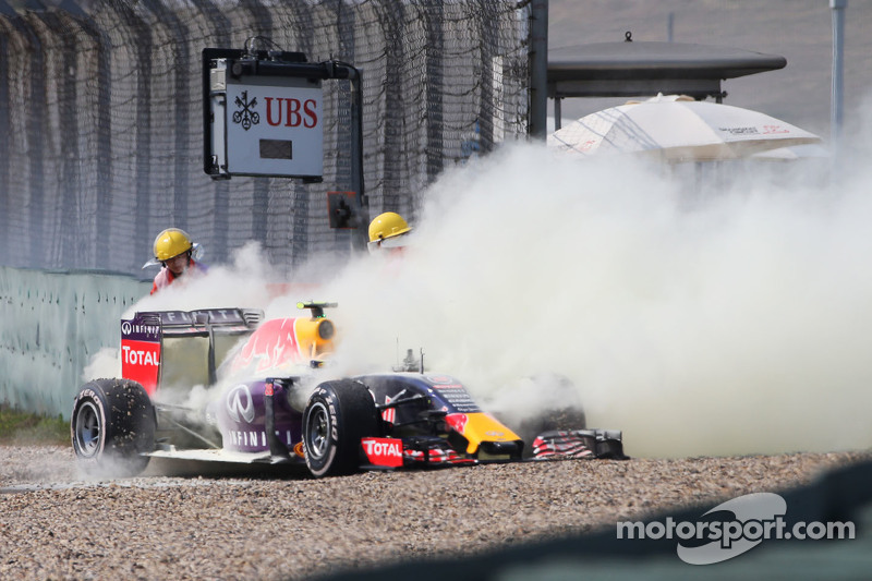 Daniil Kvyat, Red Bull Racing RB11 abandona a prova após explosão do motor