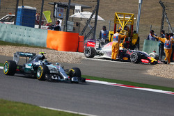 Daniil Kvyat, Red Bull Racing RB11, contraint à l'abandon, moteur cassé, et dépassé par Nico Rosberg, Mercedes AMG F1 W06
