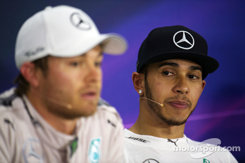 Nico Rosberg, Mercedes AMG F1, und Teamkollege Lewis Hamilton, Mercedes AMG F1, in der FIA-Pressekon