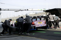 Arrêt aux stands pour Gary Paffett, ART Grand Prix Mercedes-AMG C63 DTM