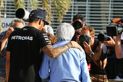 Lewis Hamilton, Mercedes AMG F1 con Bernie Ecclestone