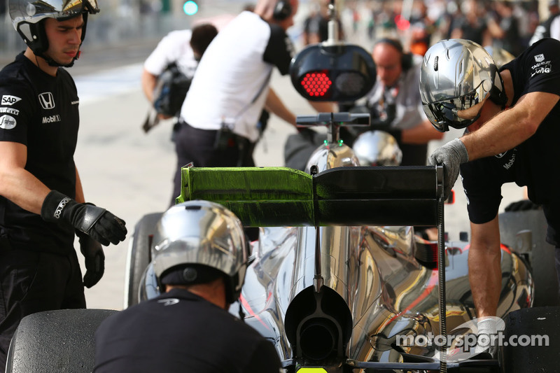 Jenson Button, McLaren MP4-30 - rear wing running flow-vis paint