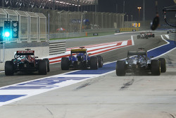 Nico Rosberg, Mercedes AMG F1 W06, Carlos Sainz Jr., Scuderia Toro Rosso STR10 et Marcus Ericsson, Sauber C34, dans les stands