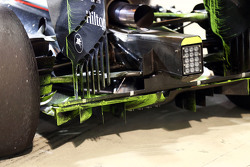 Fernando Alonso, McLaren MP4-30 avec de la peinture flow-vis sur le diffuseur