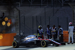 Jenson Button, McLaren MP4-30 s'arrête en piste pendant les qualifications