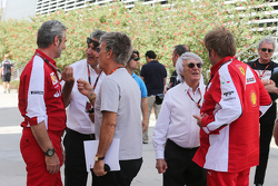 Maurizio Arrivabene, director del equipo Ferrari con Pasquale Lattuneddu de la FOM y Eddie Jordan, B