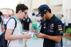 Daniel Ricciardo, Red Bull Racing firma autógrafos para sus fans