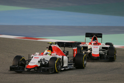 Roberto Merhi, Manor F1 Team devant son équipier Will Stevens, Manor F1 Team