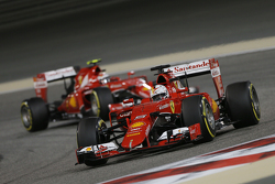 Себастьян Феттель, Ferrari SF15-T lедет впереди напарника по команде Кими Райкконена, Ferrari SF15-T