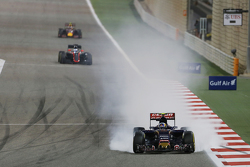 Карлос Сайнс мл., Scuderia Toro Rosso STR10 блокирует колеса на торможении