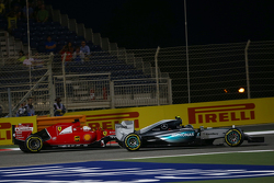 Нико Росберг, Mercedes AMG F1 W06 и Себастьян Феттель, Ferrari SF15-T борются за позицию