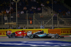 Lewis Hamilton, Mercedes AMG F1 W06 et Kimi Raikkonen, Ferrari SF15-T en lutte pour une position