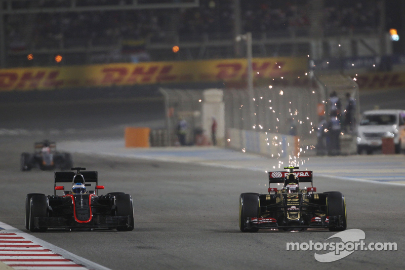 Fernando Alonso, McLaren MP4-30 and Pastor Maldonado, Lotus F1 E23 battle for position