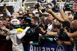 Le vainqueur Lewis Hamilton, Mercedes AMG F1 fête sa victoire dans le Parc Fermé