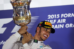 Le vainqueur Lewis Hamilton, Mercedes AMG F1 fête sa victoire sur le podium