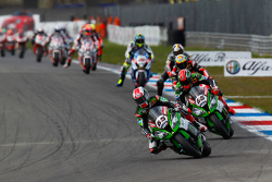 Jonathan Rea, Kawasaki, mène un groupe de motos