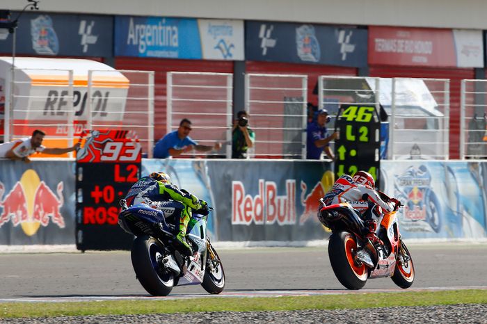 A 2 vueltas del final en 2015, Rossi alcanzó a Márquez y tras superarle un toque entre ambos acabó con el español en el suelo
