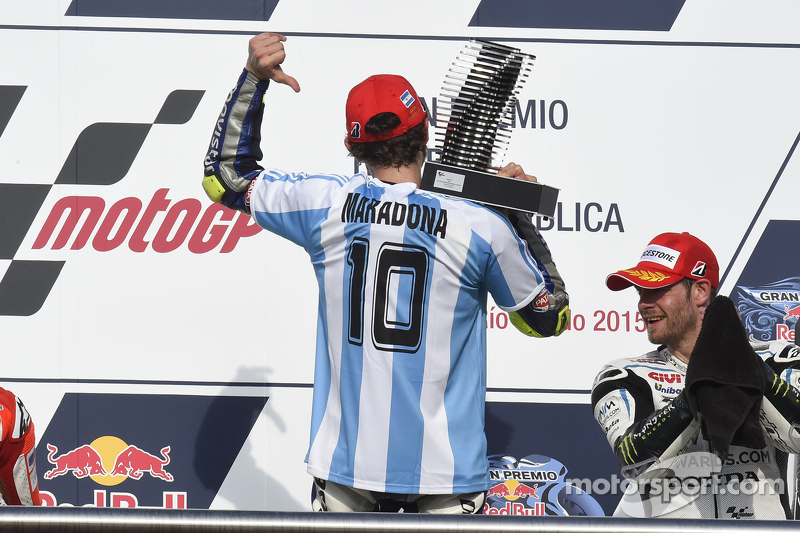 El trofeo y la camiseta del 10 en el GP de Argentina
