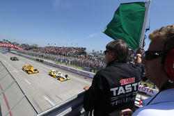Adrian Fernandez waves the green flag