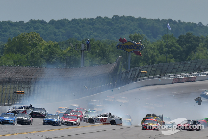 Frühjahr 2015: Crash mit Trevor Bayne, Kasey Kahne, Landon Cassill, Joey Logano