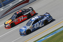 Tony Stewart, Stewart Haas Racing Chevrolet y Jimmie Johnson, Hendrick Motorsports Chevrolet
