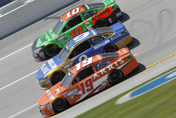 Danica Patrick, Stewart-Haas Racing Chevrolet, con Sam Hornish Jr., Richard Petty Motorsports Ford y