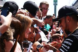 Lewis Hamilton, de Mercedes AMG F1 firma autógrafos para los aficionados